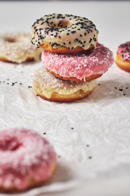 Beignets faits maison avec noix de coco et graines de sésame noir en glaçure multicolore