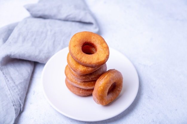 Beignets en forme d'anneau frits à l'huile