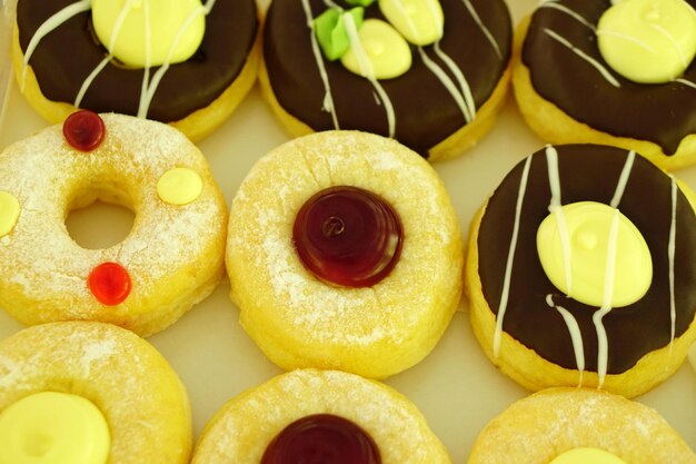 Beignets frais dans un plateau de service