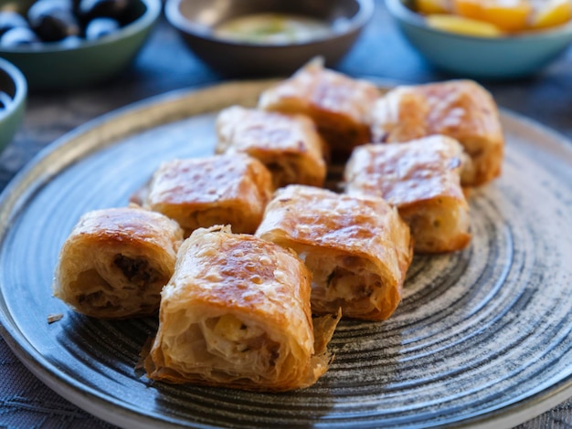 Beignets frais et délicieux sur assiette