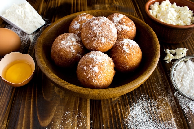 Beignets de fromage cottage et ingrédients sur le bois brun