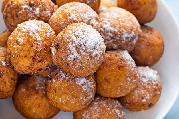 Beignets. Gâteaux faits maison à base de boules de caillé. Beignets de fromage cottage avec du sucre en poudre. Sélectif