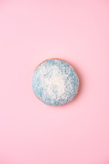 Beignets avec glaçage sur fond rose pastel avec fond. Beignets sucrés.