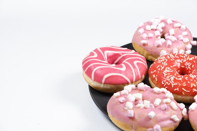 Beignets avec glaçage rouge et rose Beaucoup de beignets aliments sucrés et délicieux copiez l'espace pour la bannière de texte