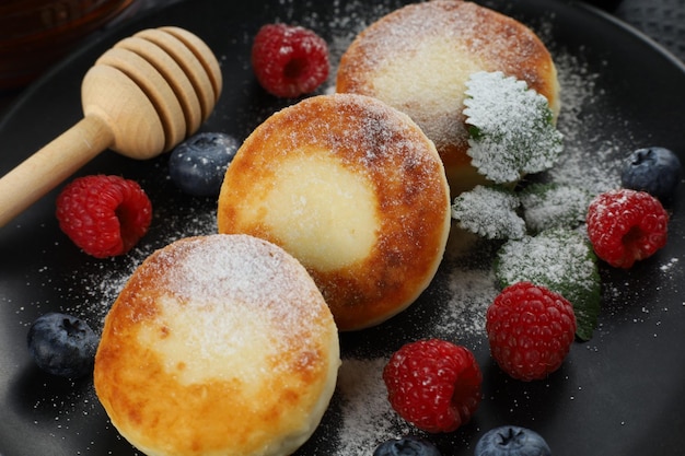 Beignets de lait caillé aux baies dans une assiette Beignets de fromage cottage