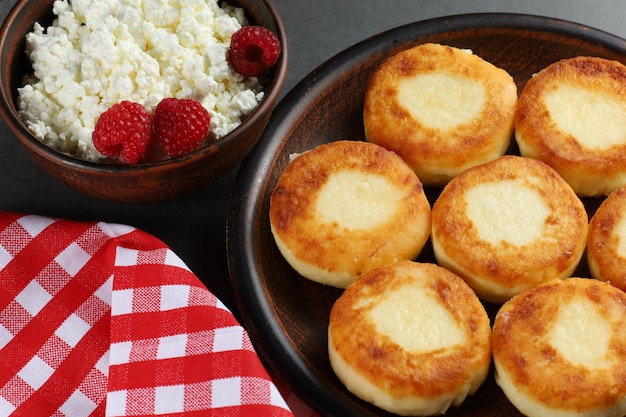 Beignets de lait caillé et framboises Beignets de fromage crêpes ou syrniki