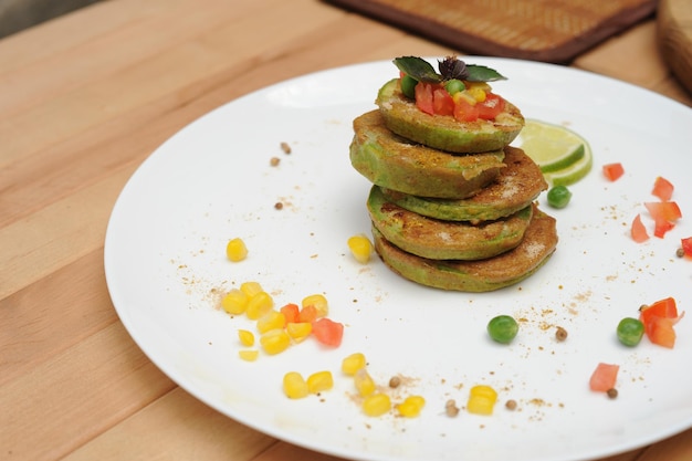 Beignets de légumes de courgettes servis sur une assiette