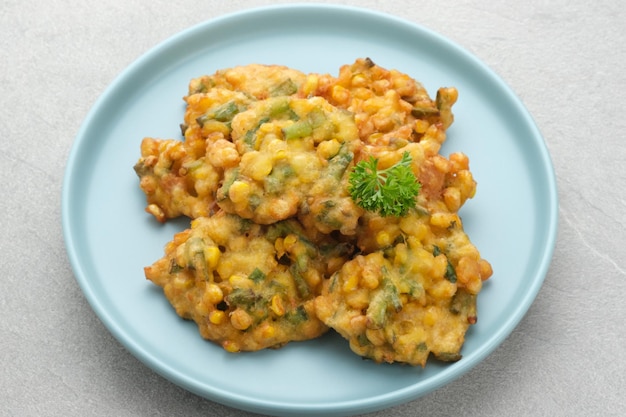 Les beignets de maïs Perkedel Jagung ou Bakwan Jagung sont des aliments traditionnels indonésiens Snack salé