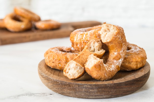 Beignets et miel faits à la main