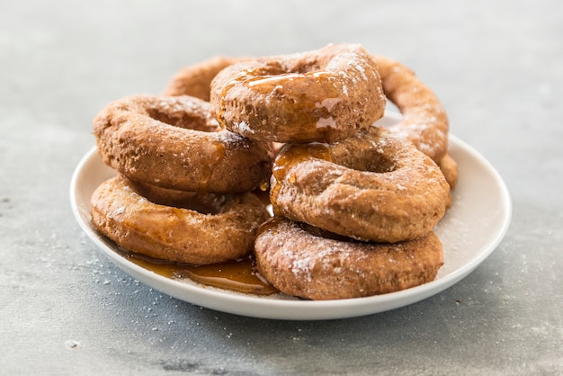 Beignets et miel faits à la main