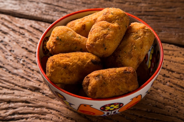 Beignets de morue, tapas espagnoles traditionnelles Bunuelos de Bacalao