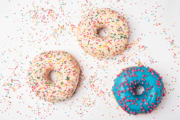 Beignets sur de petites boules multicolores