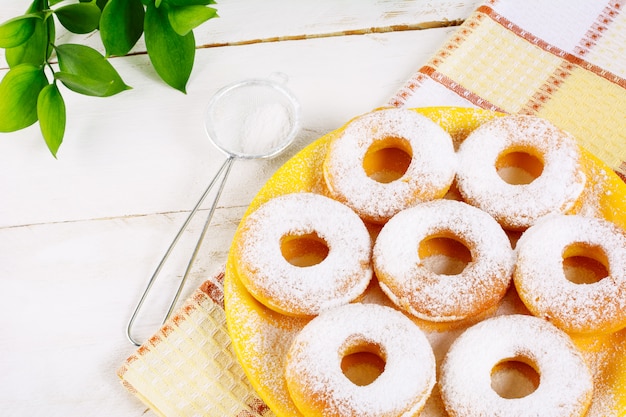 Beignets en poudre de sucre en poudre sur une serviette à carreaux