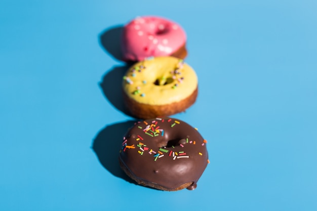 Beignets Ronds Colorés Sur Fond Bleu Clair. Beignets Sucrés. Motif D'été à La Mode D'été Concept D'été Minimal.