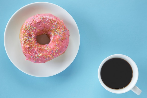 beignets rose beignet et café noir avec espace copie