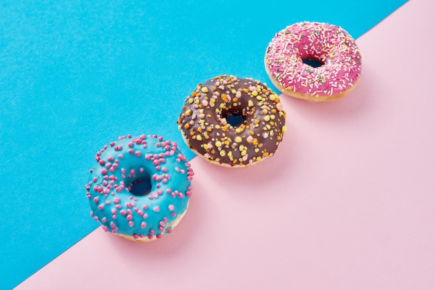 Beignets sur rose pastel et bleu