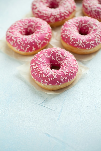 Beignets roses en sucre glace.