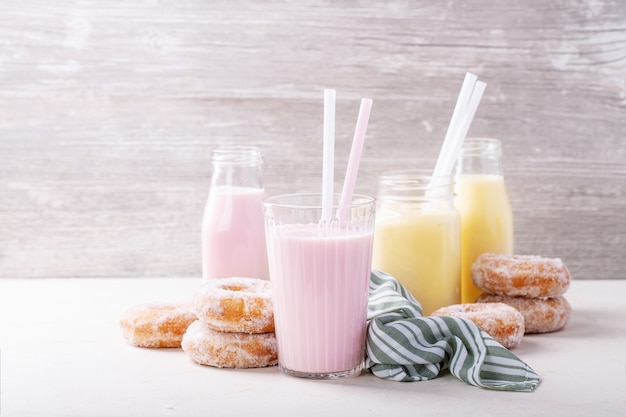 Beignets de sucre servis avec des milkshakes