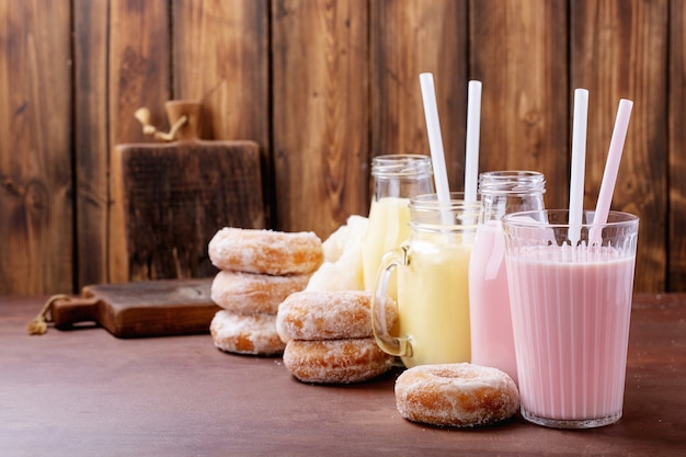 Beignets de sucre servis avec des milkshakes