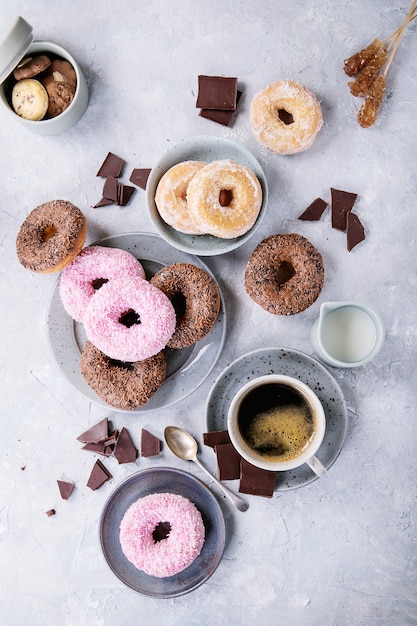 Beignets sucrés avec café