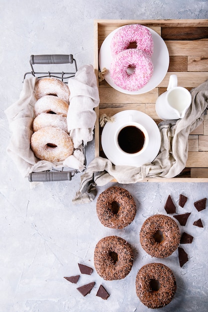 Beignets sucrés avec café