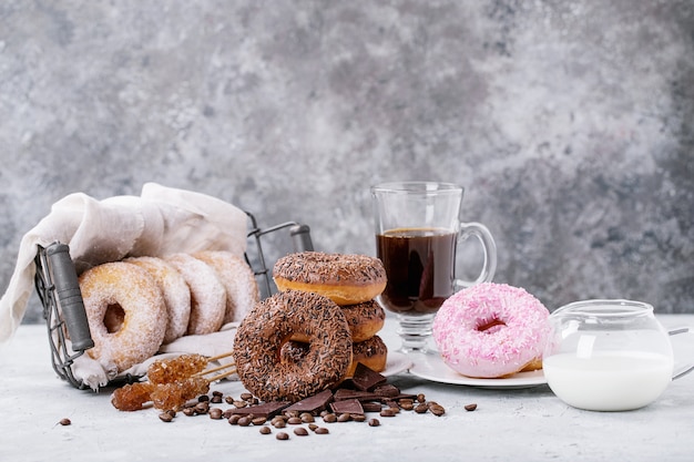 Beignets sucrés avec café