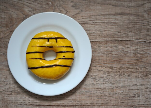 Beignets sucrés de couleur jaune sur fond de bois