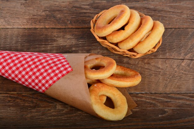 Beignets sucrés sur fond de bois