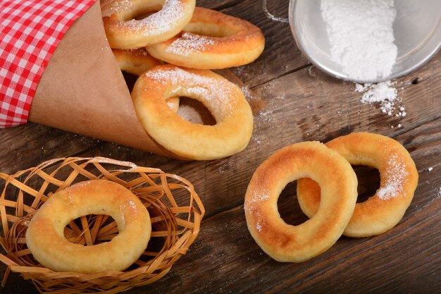 Beignets sucrés sur fond de bois