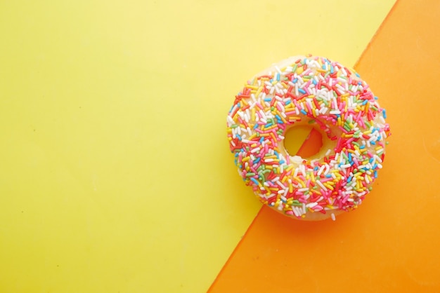 Beignets sucrés sur fond de couleur avec espace de copie