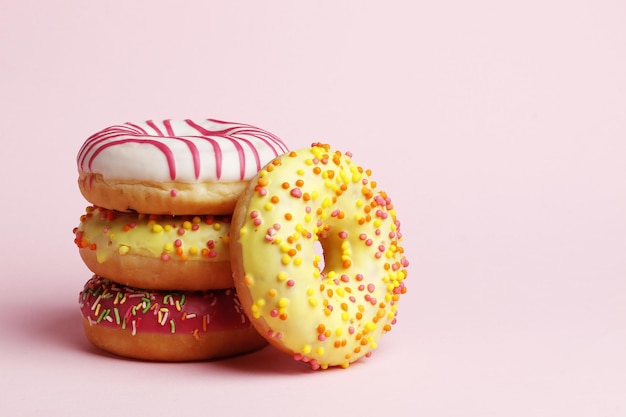 Beignets sucrés sur fond rose. Place pour le texte