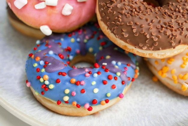 Beignets sucrés frais dans un glaçage coloré