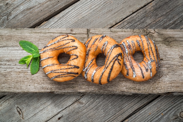 Beignets sur une surface en bois