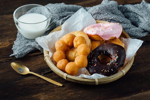 beignets sur table en bois