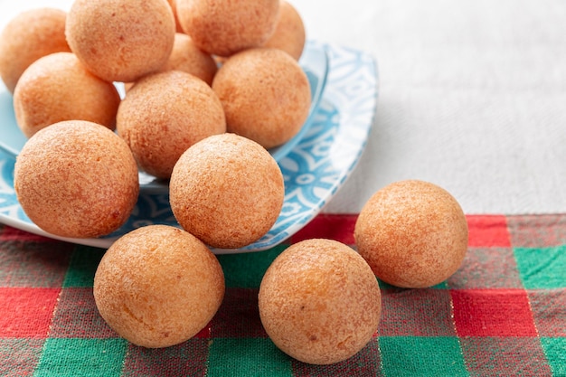 Beignets sur la table image de gros plan de la nourriture colombienne typique