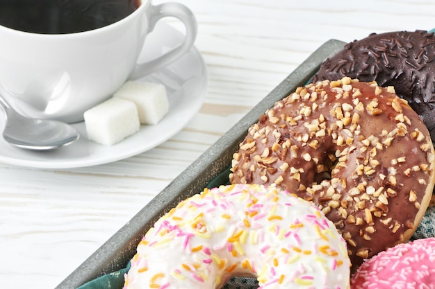 Beignets et tasse de café