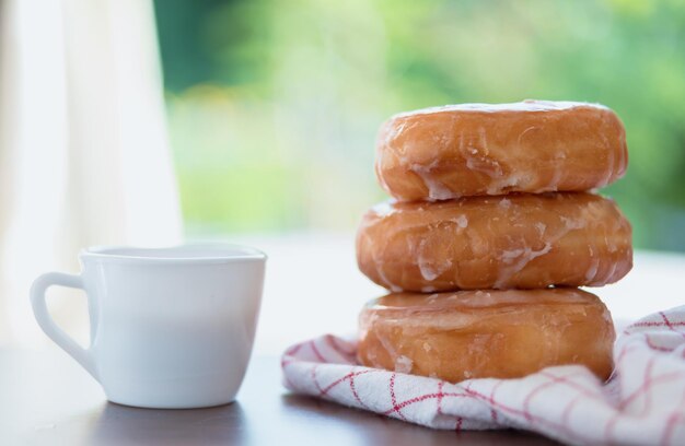 Des beignets avec une tasse de thé