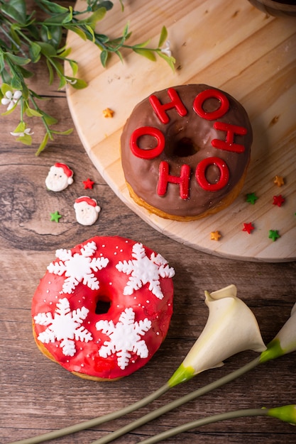 Beignets sur le thème de Noël sur table et planches en bois