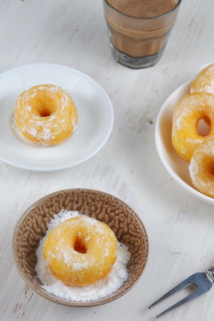 beignets traditionnels ou classiques saupoudrés de sucre en poudre