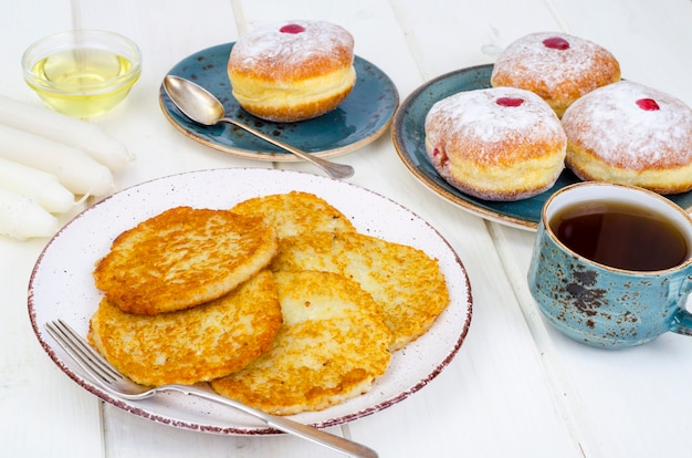 Beignets traditionnels et pommes de terre crêpes latkes