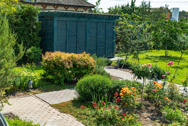 Bel aménagement paysager avec de belles plantes et fleurs