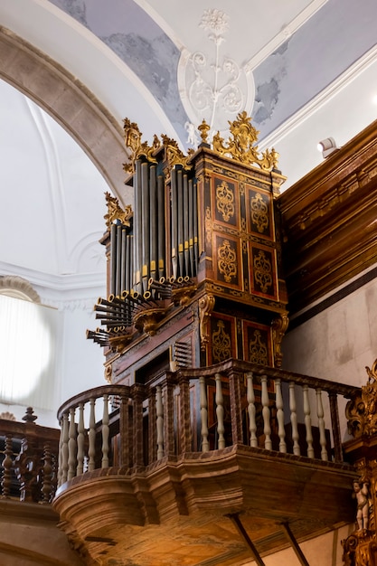 Bel ancien orgue à tuyaux sur l'intérieur de l'église de Carmo, situé à Faro, Portugal