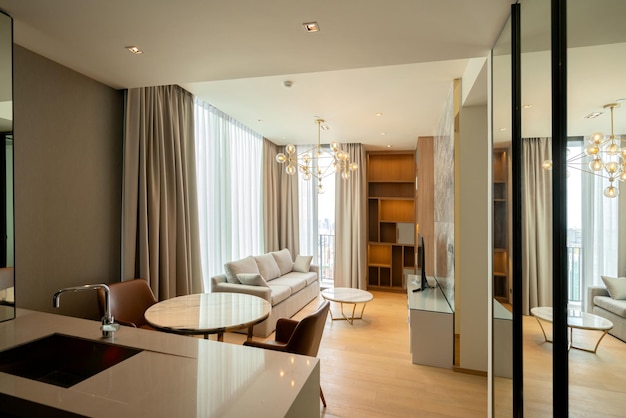 Bel appartement au design moderne et contemporain avec lumière naturelle du rideau blanc de la fenêtre fron bir