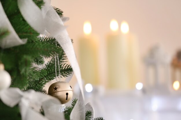 Bel arbre de Noël avec des boules et des rubans à la maison