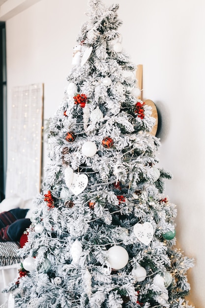 Bel arbre de Noël dans un salon blanc brillant.