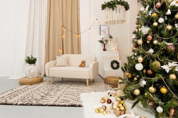 Bel arbre de Noël dans le salon décoré Intérieur festif