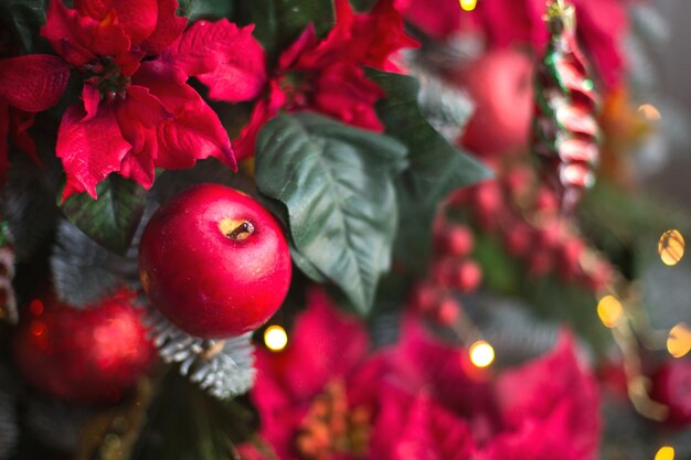 Bel arbre de Noël avec des décorations brillantes