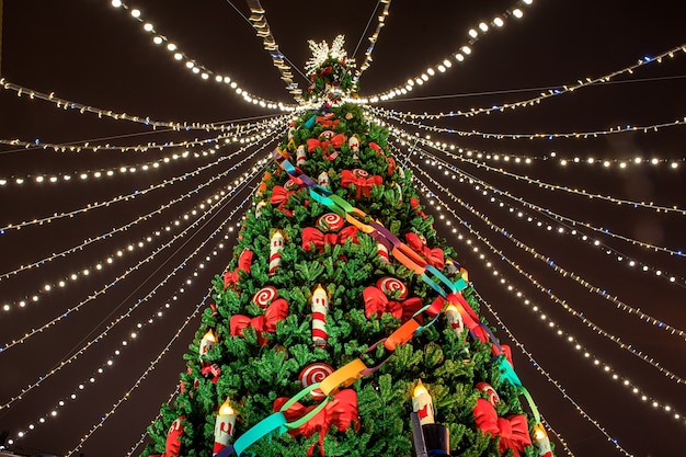 Bel arbre de Noël décoré de lumières de Noël. Foire du soir.