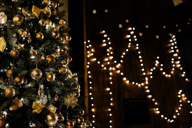 Bel arbre de Noël le soir en gros plan