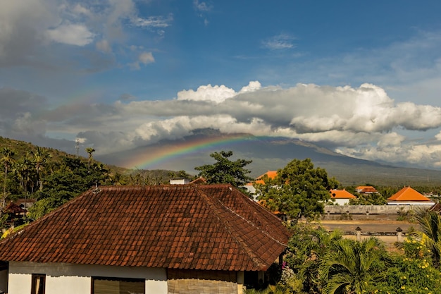 Bel arc-en-ciel sur le volcan Agung aux beaux jours de la plage d'Amed Bali Indonésie